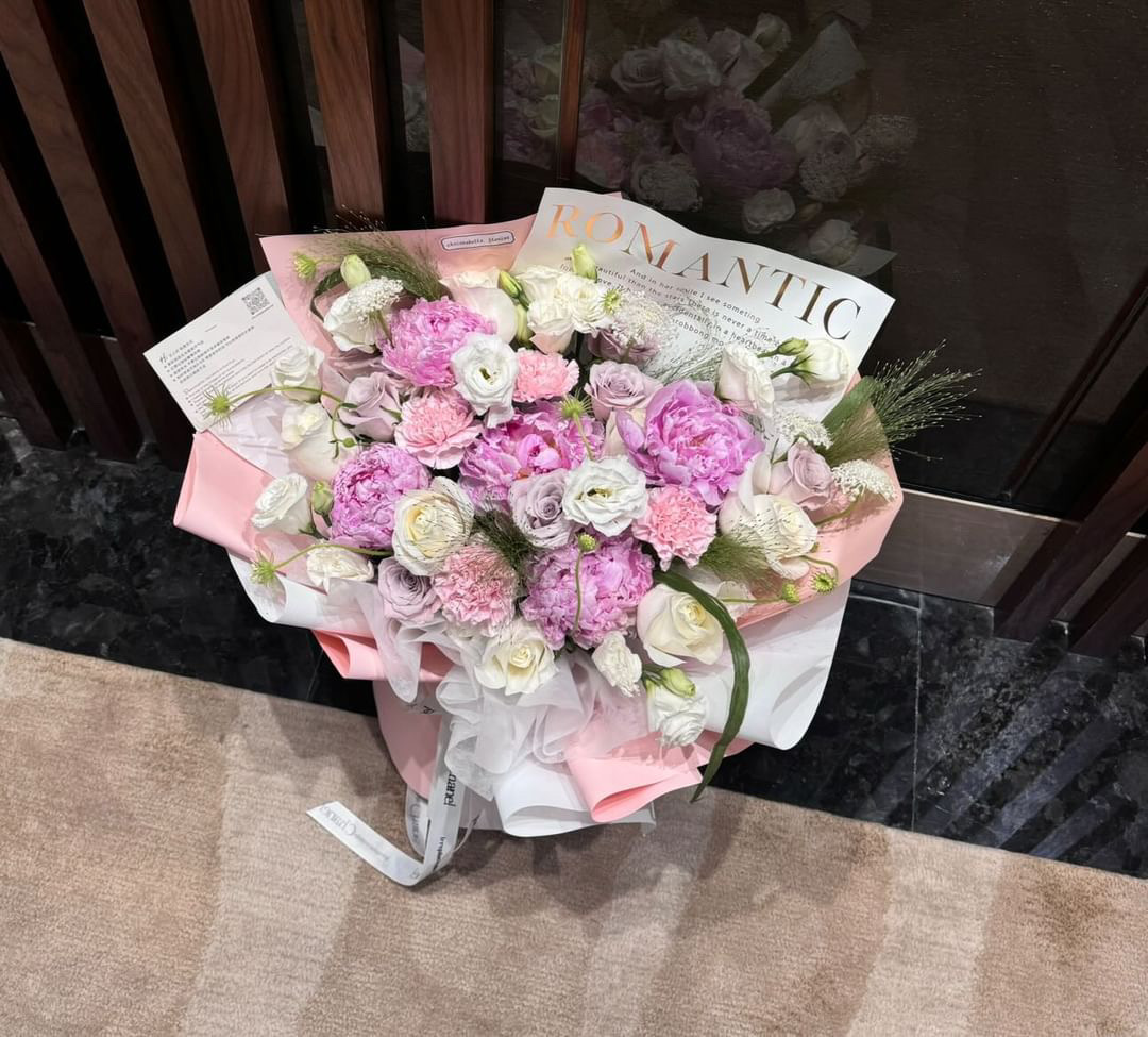 Fresh Mix Peony & Menta Roses Flower Bouquet - Image 3
