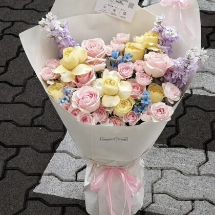 Fresh Mix Roses & Fairy Kiss Flower Bouquet