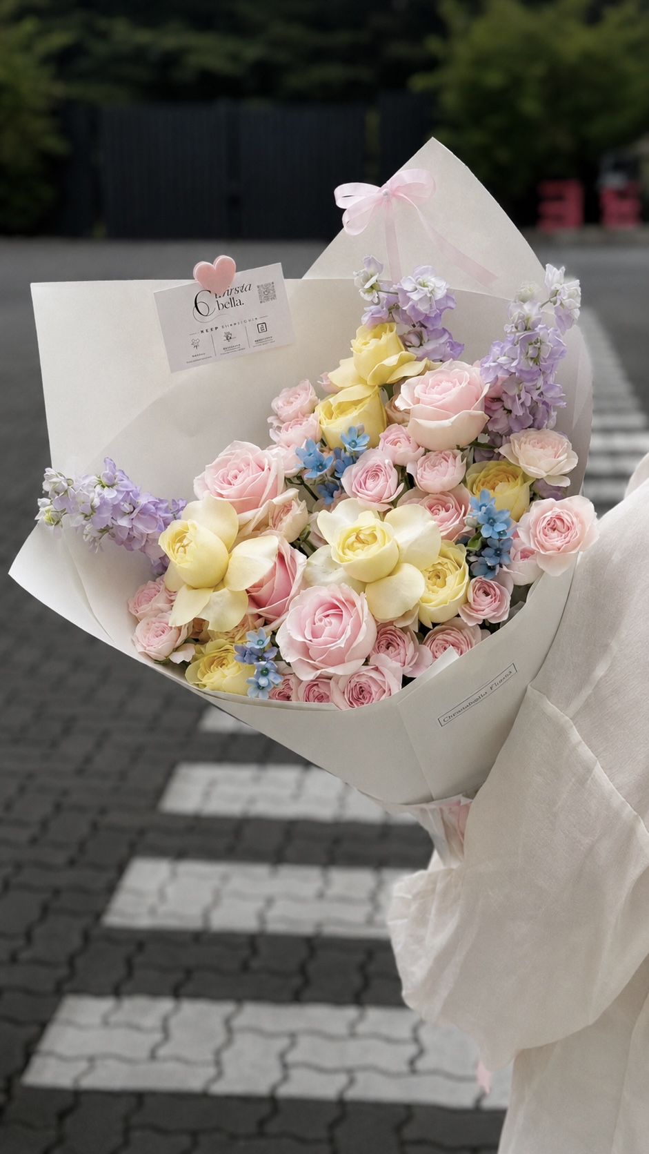 Fresh Mix Roses & Fairy Kiss Flower Bouquet - Image 2